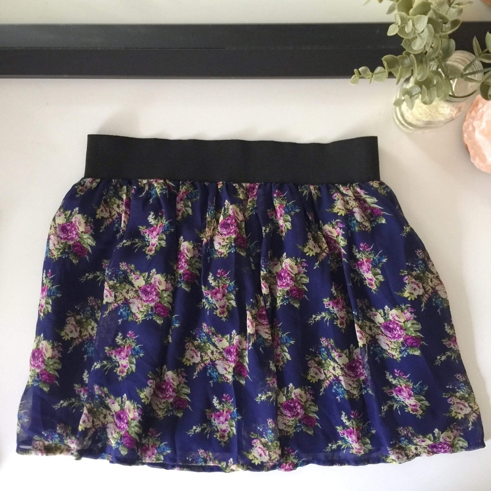 5/$25 Romantic Floral Skirt sz M